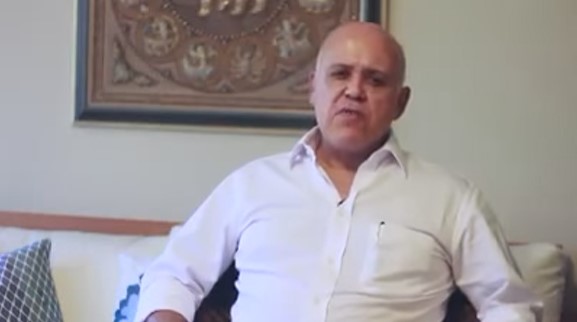 Maurício Sampaio apresenta documentos para provar que juiz é suspeito para julgá-lo (Foto: Reprodução - Youtube)