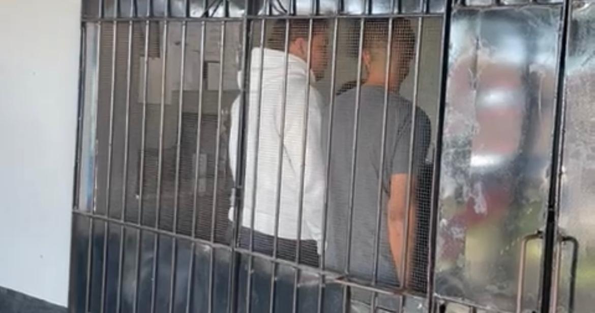 Henrique Saccomori chegou a unidade prisional de Anápolis após depoimento. (Foto: Reprodução)