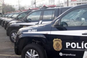 Carros da Polícia Civil de Goiás estacionados