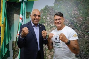 Prefeito Rogério Cruz ao lado de Popó