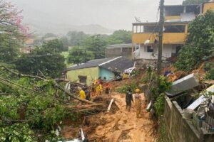 Equipes da Defesa Civil fazem buscas por desaparecidos em Angra dos Reis. (Foto: Divulgação - Prefeitura de Angra dos Reis)