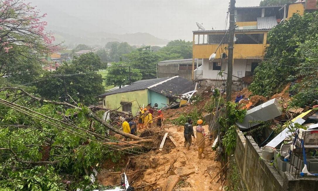 Equipes da Defesa Civil fazem buscas por desaparecidos em Angra dos Reis. (Foto: Divulgação - Prefeitura de Angra dos Reis)