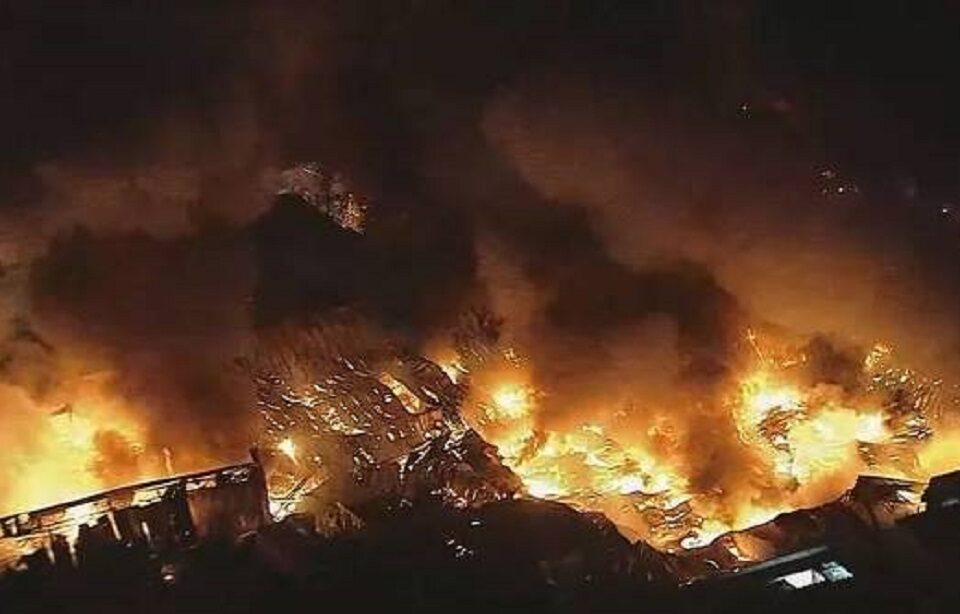 Incêndio de grandes proporções destrói galpões em Guarulhos