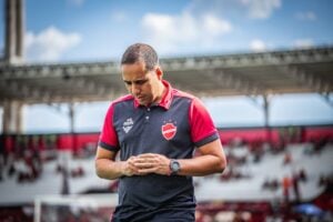 Hugo Jorge Bravo orando no Antônio Accioly