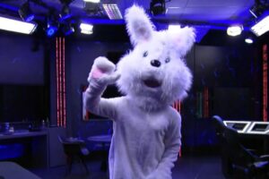 Vestido de Coelho da Páscoa, Arthur Aguiar volta à casa do BBB 22