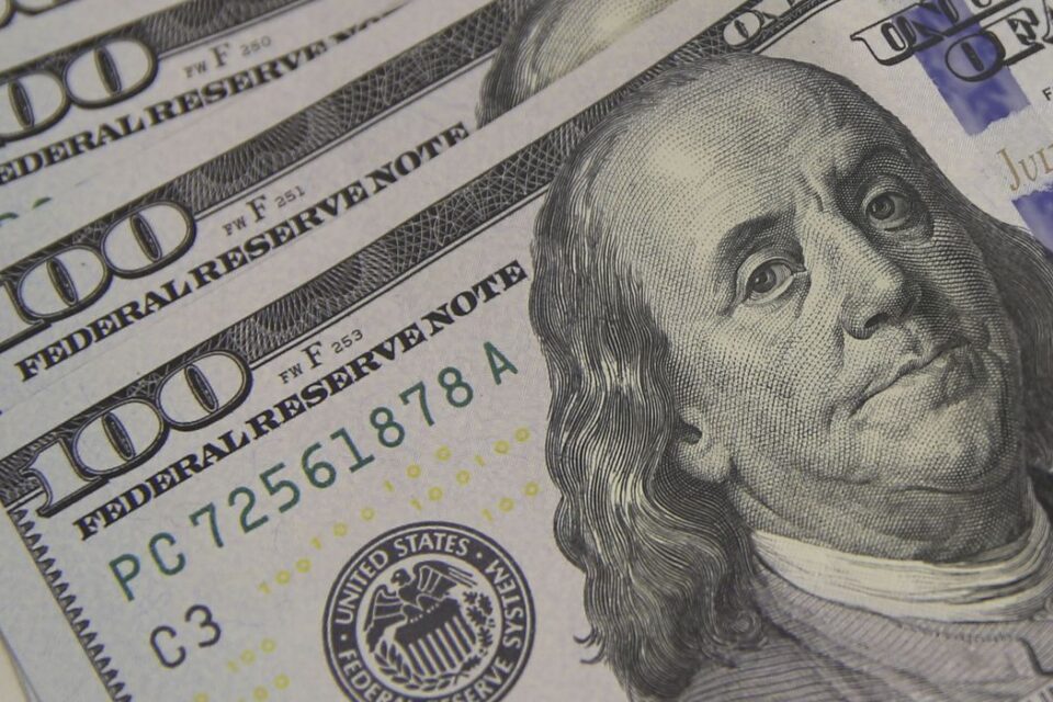Com terceira queda seguida, dólar fecha o dia cotado a R$ 4,80