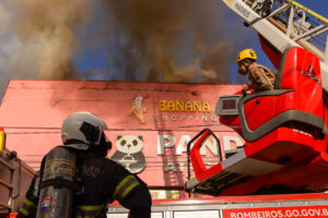 Bombeiros combatem incêndio em shopping na avenida Araguaia, em Goiânia