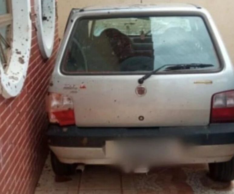 Carro invade casa em Anápolis