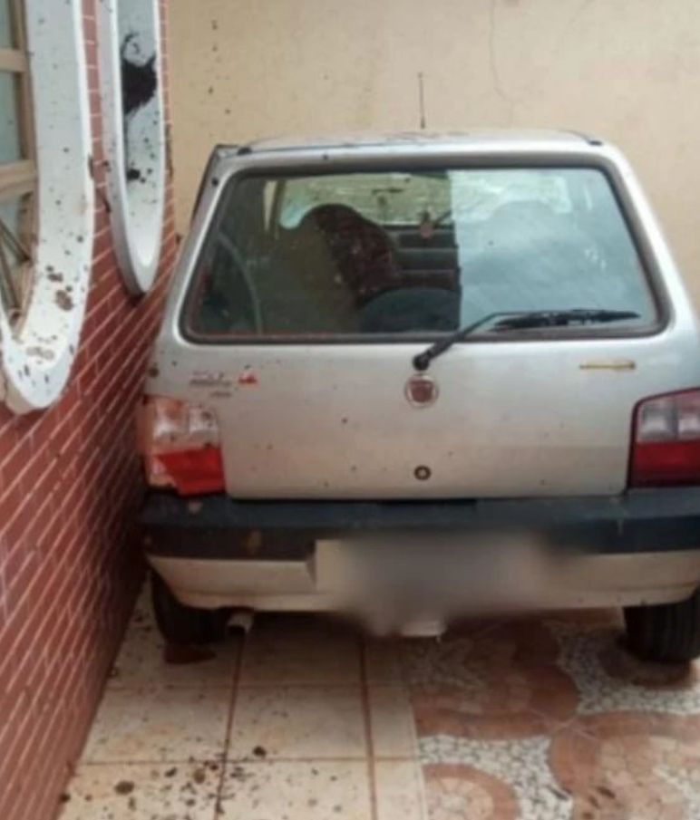 Carro invade casa em Anápolis