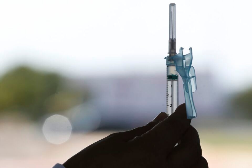 Fiocruz mostra importância da dose de reforço para combater covid-19
