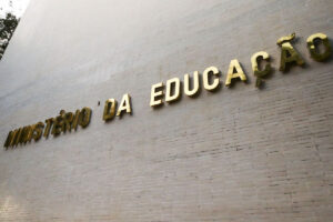 Governo federal recua e MEC reduz corte de orçamento de universidades em 50%
