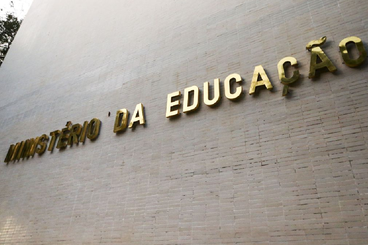 Governo federal recua e MEC reduz corte de orçamento de universidades em 50%