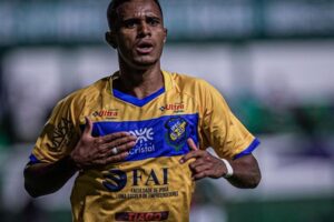 Douglas Silva em jogo do Iporá no Goianão