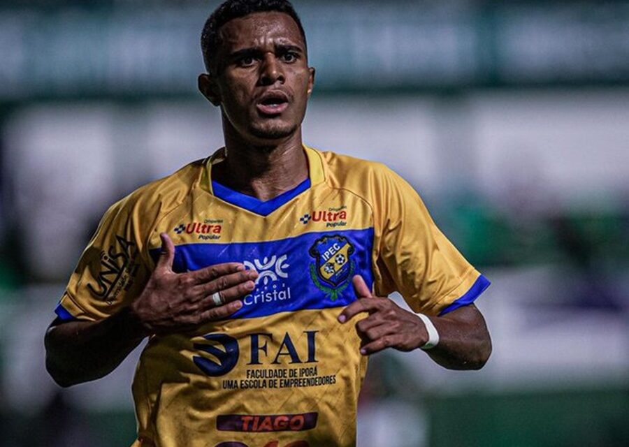Douglas Silva em jogo do Iporá no Goianão