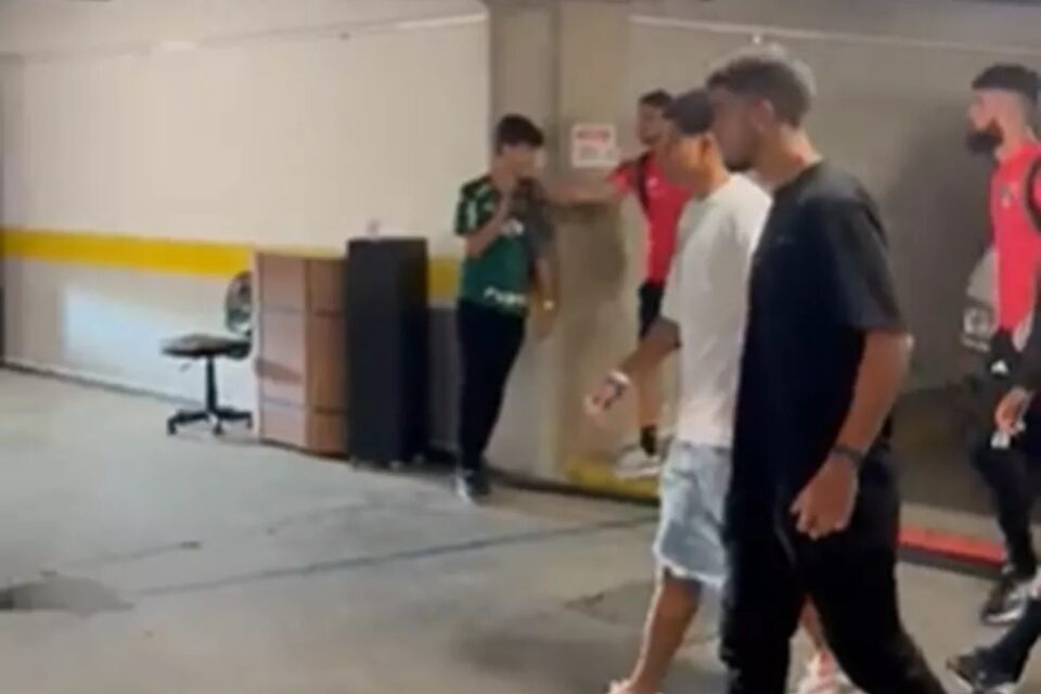 Calleri derrubando celular de jovem