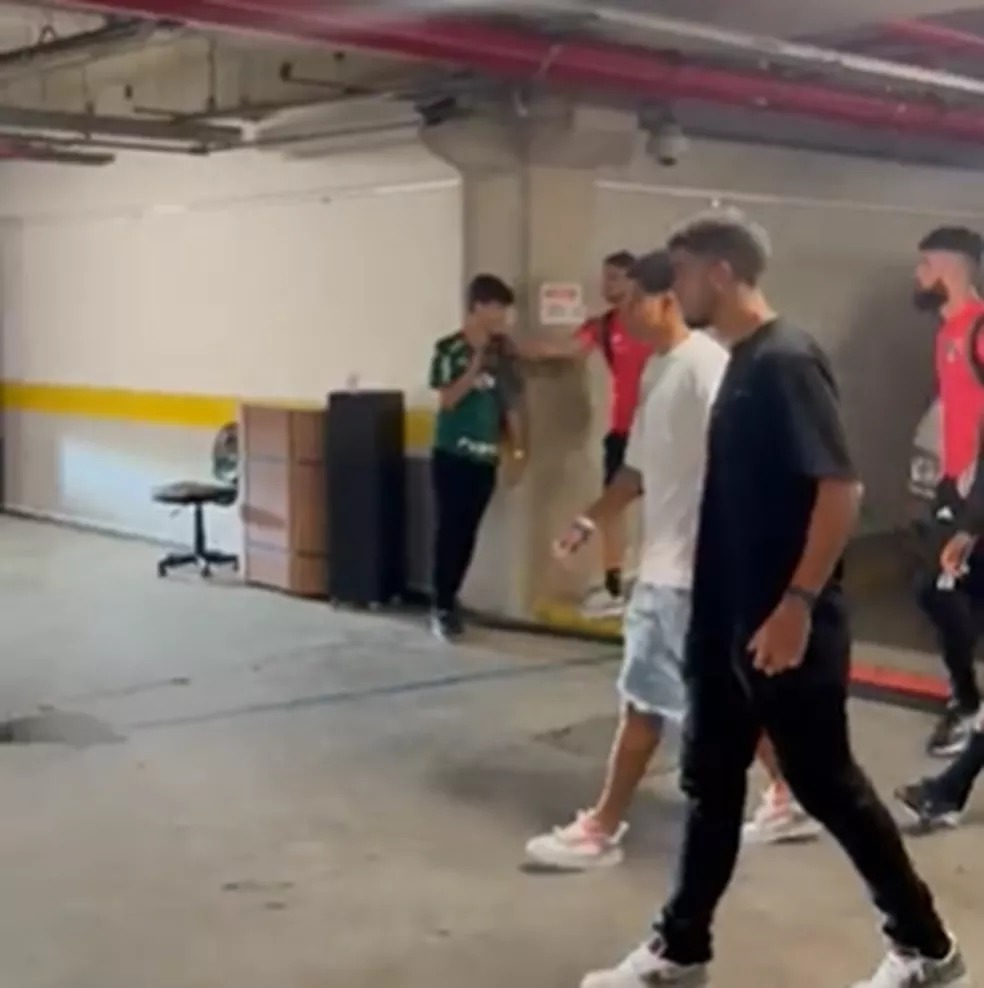 Calleri derrubando celular de jovem