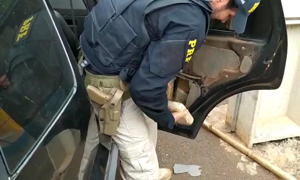 Um homem de 30 anos e uma mulher, de 24, foram presos com droga avaliada em R$ 3 milhões na BR-364, em Jataí.(Foto: Divulgação/PRF)