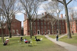 Anúncio foi feito pelo presidente da entidade. Harvard se beneficiou da escravidão e doa US$ 100 milhões para reparação histórica