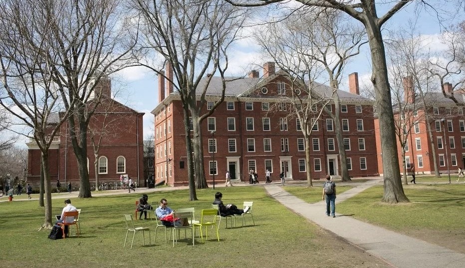 Anúncio foi feito pelo presidente da entidade. Harvard se beneficiou da escravidão e doa US$ 100 milhões para reparação histórica