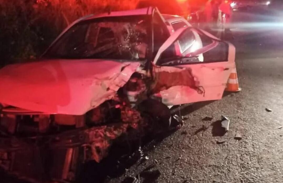 Colisão frontal entre dois veículos deixa três feridos na GO-210 em Catalão