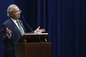 Ministro diz ser contra sanções e pede permanência da Rússia no FMI