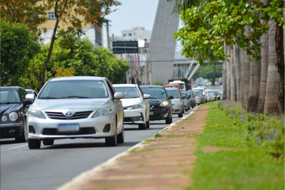 O Governo de Goiás publicou o novo calendário de pagamento do IPVA, nesta terça-feira (19). Um dos benefícios é que os veículos populares (1.0) e as motocicletas 125 cilindradas terão desconto de 50% no IPVA. Porém, o desconto só é válido se o proprietário tiver pago o imposto em dia e não tiver cometido infração de trânsito no ano anterior.