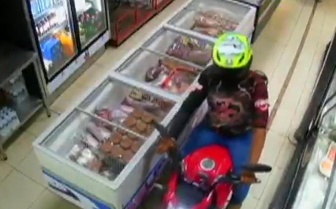 Homem entra de moto em açougue e rouba carnes em Goiânia