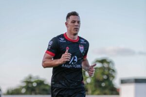 Atacante Diego Churin treinando no CT do Dragão