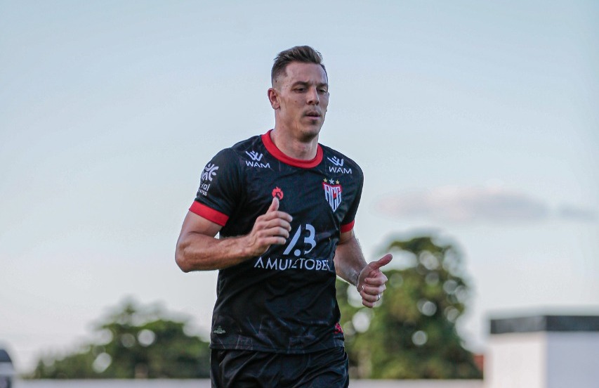 Atacante Diego Churin treinando no CT do Dragão