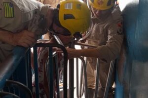 Criança prende a cabeça em catraca de plataforma do Eixo Anhanguera em Goiânia