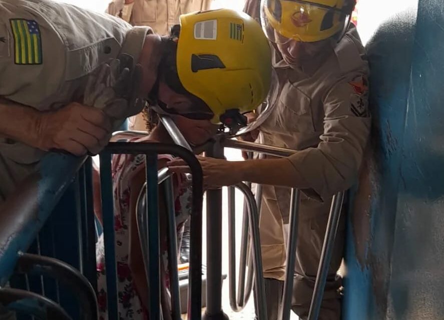Criança prende a cabeça em catraca de plataforma do Eixo Anhanguera em Goiânia