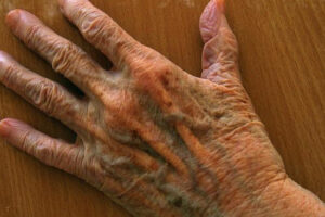 Corpo de idoso em decomposição é encontrado em residência de Anápolis (GO)