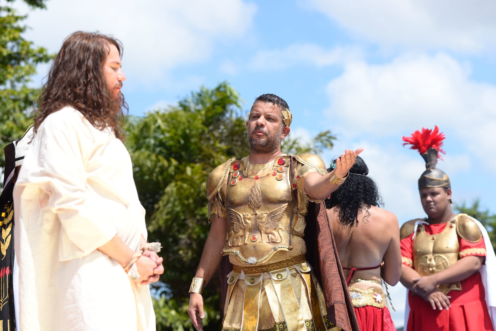 Cena do julgamento de Cristo na GO-060 leva fiéis a refletir: "condenamos sem conhecer" (Foto: Jucimar de Sousa - Mais Goiás)