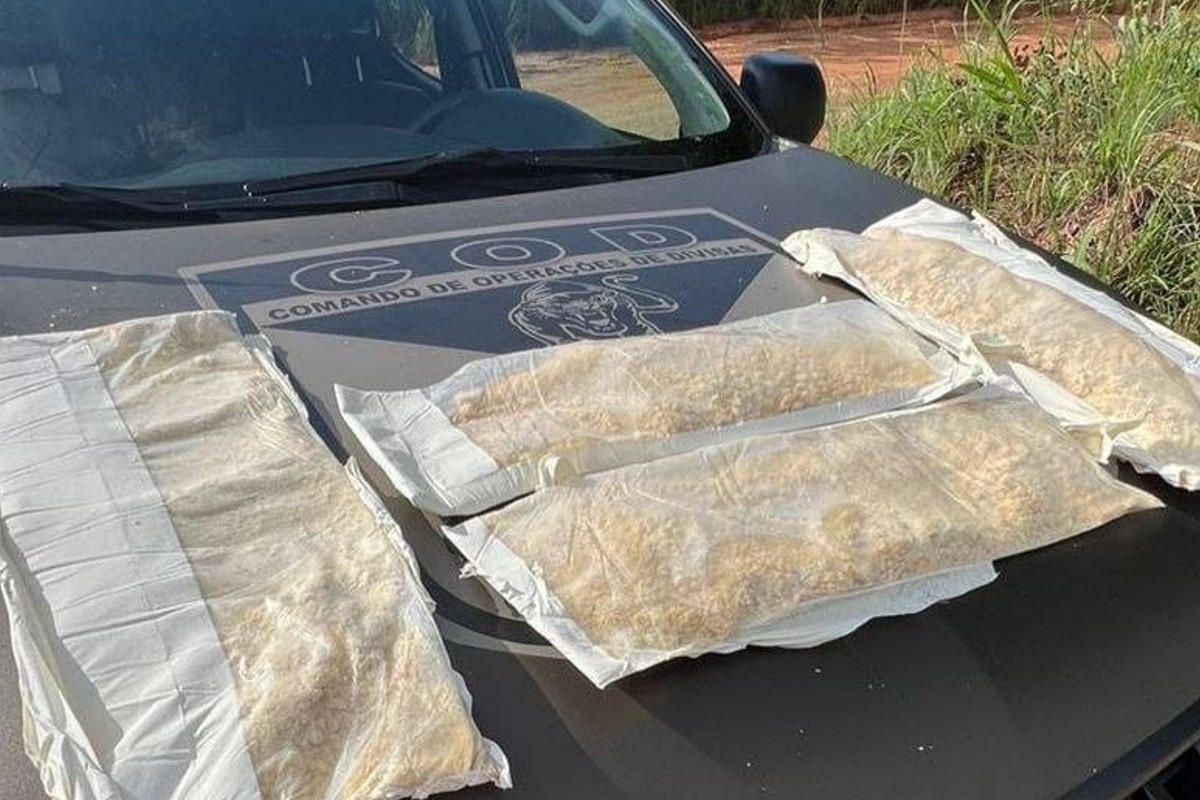 Polícia prende homem que transportava pasta base de cocaína colada no corpo, em Goiás (Foto: PM)