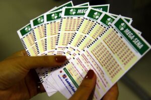 Segundo a Caixa, a aposta mínima, de 6 números, custa R$ 4,50. Quanto mais números marcar, maior o preço da aposta e maiores as chances de faturar o prêmio mais cobiçado do país. (Foto: Marcello Casal Jr/Agência Brasil)