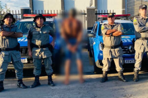 A Polícia Militar (PM) prendeu um homem suspeito de estuprar uma criança de 7 anos de idade, nesta quarta-feira (6). O caso aconteceu em São Francisco de Goiás, município do Centro goiano. Durante a abordagem, os militares encontraram com o suspeito uma sacola com vários preservativos, uma faca e vários CDs, sendo um deles com possível conteúdo pornográfico.
