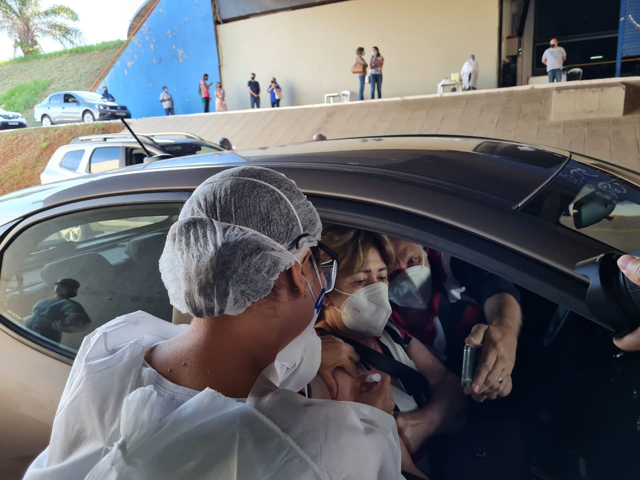 O drive-thru da vacinação de Goiânia foi levado para o clube Ferreira Pacheco por causa de show no estacionamento do Serra Dourada. (Foto: divulgação/Prefeitura)