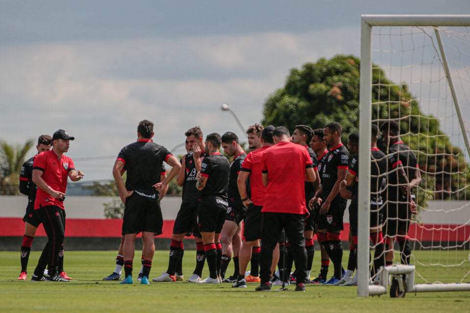 Umberto Louzer conversando com elenco