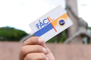 O bilhete único do transporte público coletivo de Goiânia e Região Metropolitana passou a valer neste sábado (2). O benefício irá permitir integração fora dos terminais e, com isso, irá reduzir o custo por viagem e o tempo gasto com o deslocamento. Para utilizá-lo, basta ter em mãos o Cartão Fácil.  Após ativado, o bilhete será válido por duas horas e meia, ou seja, um total de 150 minutos.