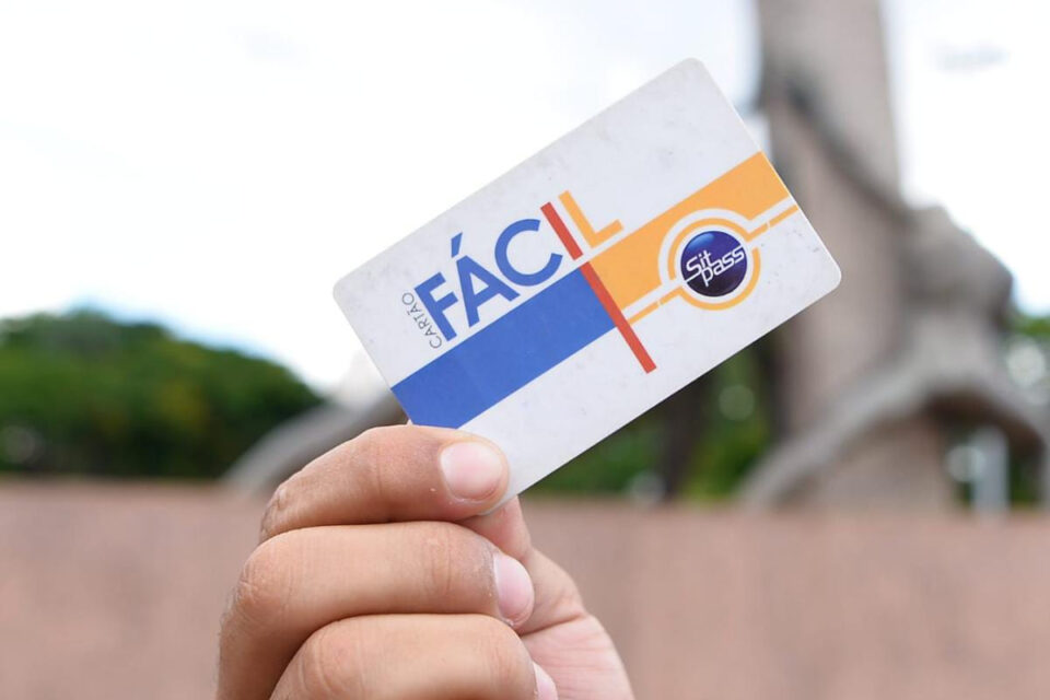 O bilhete único do transporte público coletivo de Goiânia e Região Metropolitana passou a valer neste sábado (2). O benefício irá permitir integração fora dos terminais e, com isso, irá reduzir o custo por viagem e o tempo gasto com o deslocamento. Para utilizá-lo, basta ter em mãos o Cartão Fácil.  Após ativado, o bilhete será válido por duas horas e meia, ou seja, um total de 150 minutos.