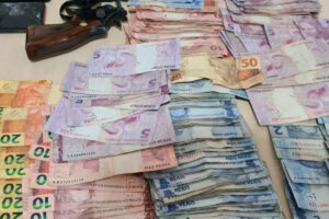 A Polícia Civil prendeu de forma preventiva sete pessoas suspeitas de integrarem uma organização criminosa que comanda o tráfico de drogas na cidade de Alto Paraíso de Goiás. O oitavo suspeito foi preso em flagrante com porções de cocaína e maconha e uma arma de fogo. Além das prisões, os agentes também cumpriram 13 mandados de busca e apreensão, nesta quinta-feira (7).