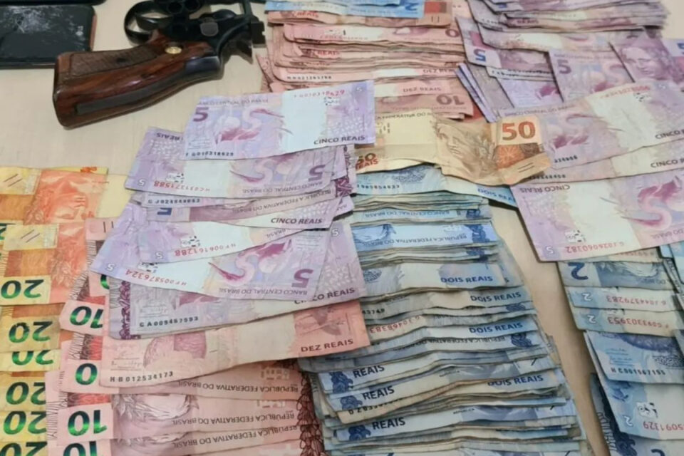 A Polícia Civil prendeu de forma preventiva sete pessoas suspeitas de integrarem uma organização criminosa que comanda o tráfico de drogas na cidade de Alto Paraíso de Goiás. O oitavo suspeito foi preso em flagrante com porções de cocaína e maconha e uma arma de fogo. Além das prisões, os agentes também cumpriram 13 mandados de busca e apreensão, nesta quinta-feira (7).