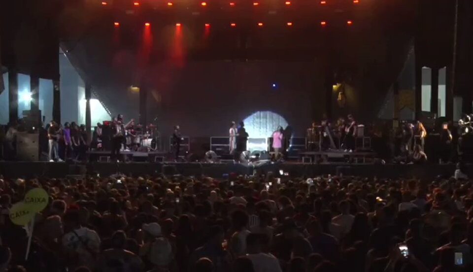 Momento aconteceu durante show em Salvador. Calcinha Preta solta pomba em homenagem à Paulinha Abelha e ave cai no público; vídeo