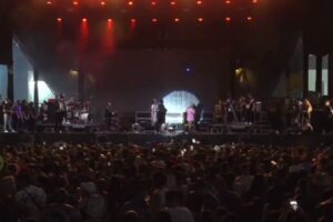 Momento aconteceu durante show em Salvador. Calcinha Preta solta pomba em homenagem à Paulinha Abelha e ave cai no público; vídeo