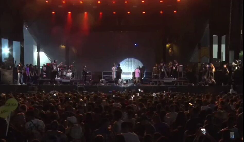 Momento aconteceu durante show em Salvador. Calcinha Preta solta pomba em homenagem à Paulinha Abelha e ave cai no público; vídeo