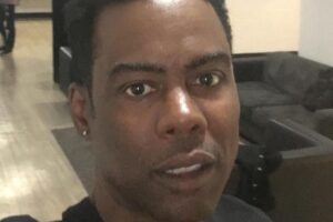 Chris Rock repreende fã em show por xingamento a Will Smith