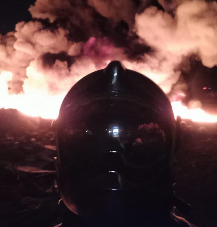 Nuvem de fumaça foi vista de longe por moradores da região (Foto: Divulgação/Bombeiros)
