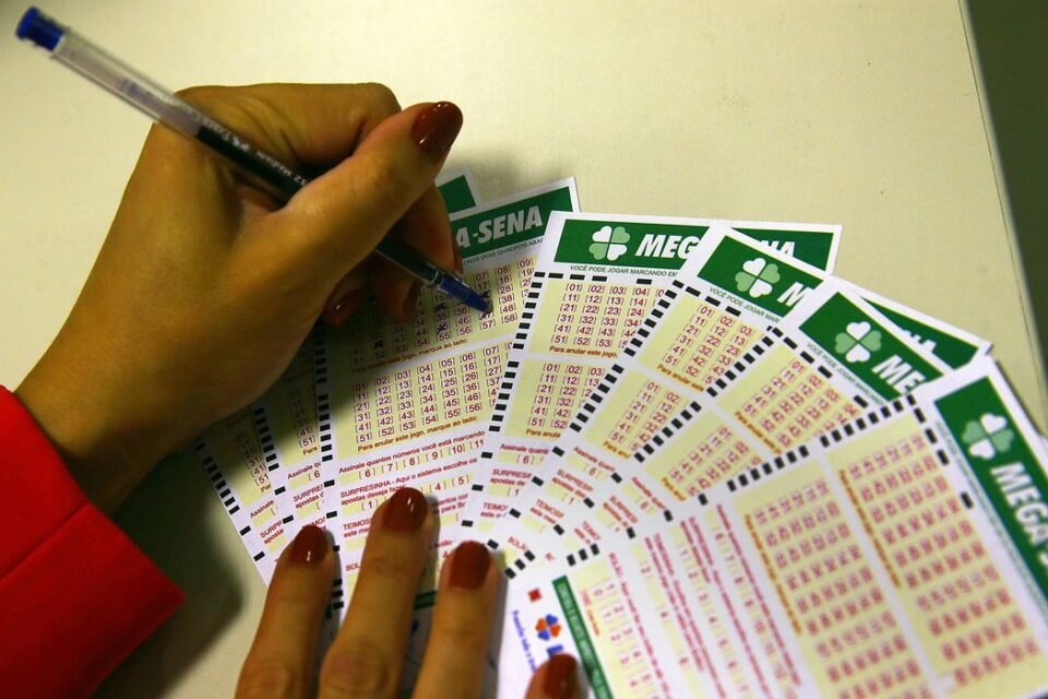 O Concurso 2.474 da Mega-Sena não teve acertadores. As dezenas sorteadas em SP foram 22, 30, 38, 39, 49 e 56. (Foto: Marcello Casal Jr / Agência Brasil)