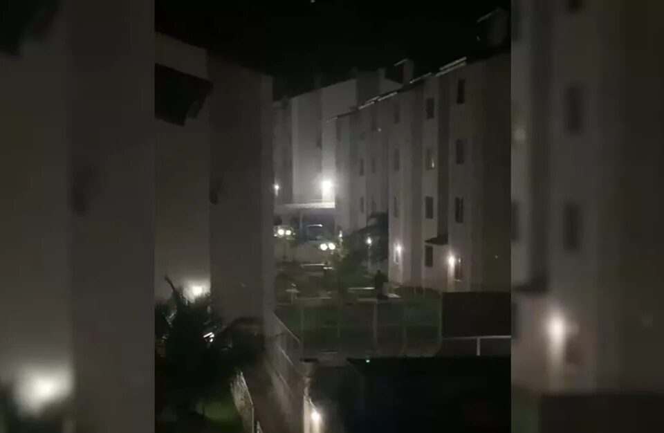 Grupo invadiu condomínio e matou jovem com vários tiros (Foto: Reprodução - TvAnhanguera)