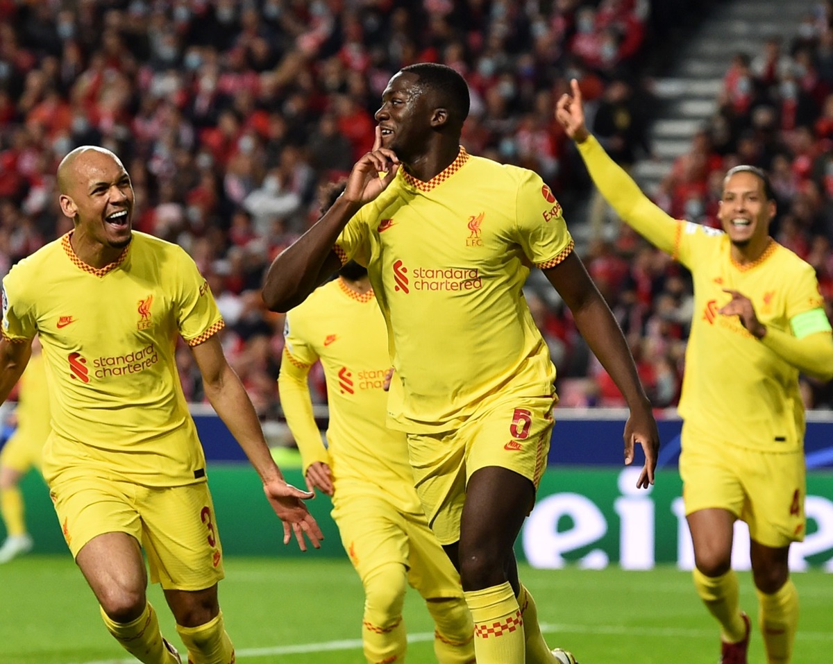 Jogadores do Liverpool comemoram primeiro gol contra o Benfica